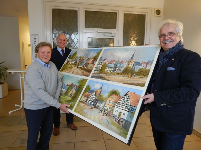 Der Velberter Maler Günter Seekatz und Manfred Bolz (Ratsmitglied) halten das Bild, das Günter Seekatz der Stadt Velbert geschenkt hat. Im Hintergrund steht Bürgermeister Dirk Lukrafka.