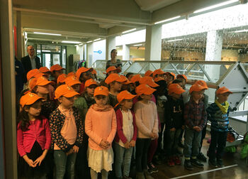 Aufnahme einer Gruppe von ca. 35 Grundschülern bei der Auftaktveranstaltugn im Deutschen Schloss- und Beschlägemuseum 