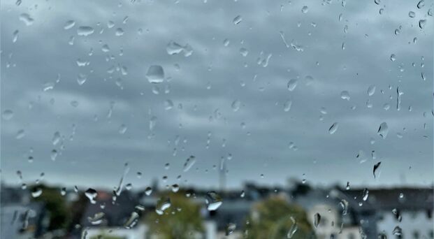 Fensterscheibe mit Regentropfen