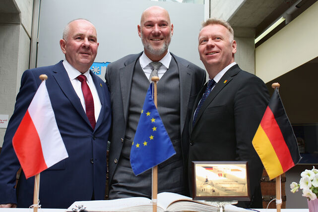 Zu sehen sind Bürgermeister Dirk Lukrafka (Mitte) mit seinem Amtskollegen aus Morag, Tadeusz Sobierajski (links) und dessen Stellvertreter Leszek Biernacki bei Unetrzeichnung der Städtepartnerschaftsurkunde. 