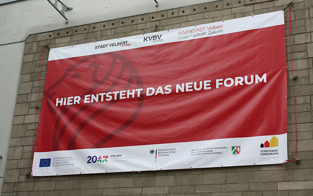 Plakat mit Schriftzug als Ankündigung zum neuen Forum