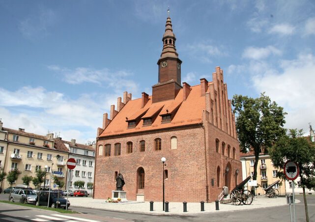 Zu sehen ist das Rathaus von Morąg.