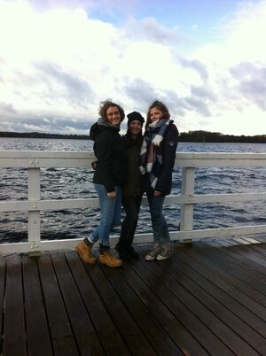 Drei Jugendliche Mädchen stehen vor einem See