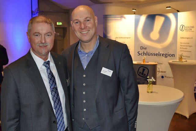 Zu sehen sind der Heiligenhauser Bürgermeister Michael Beck zusammen mit Bürgermeister Dirk Lukrafka bei der ersten Netwerk-Messe der Schlüsselregion e.V.
