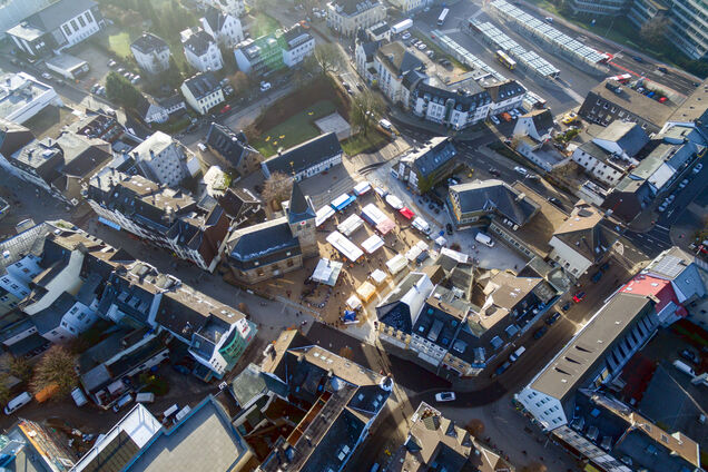 Zu sehen ist eine Luftaufnahme vom Innenstadtbereich Velbert Mitte, mit Markt auf dem Platz am Offers, Alte Kirche, Zentraler Omnibusbahnof etc.