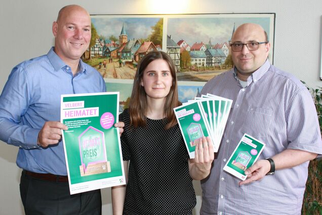 Bürgermeister Lukrafka, Nora Weichelt und Timo Schönmeyer mit Plakaten zum Heimat-Preis