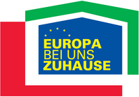 Logo "Europa bei uns Zuhause". Gelber Schriftzug auf blauem Grund in Form eines Hausumrisses. Obendrüber und rechts ein grüner Balken, links und untendrunter ein roter Balken.